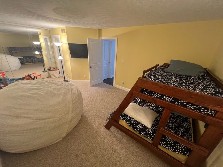 Apple Valley Lake House and Retreat - Howard, Ohio