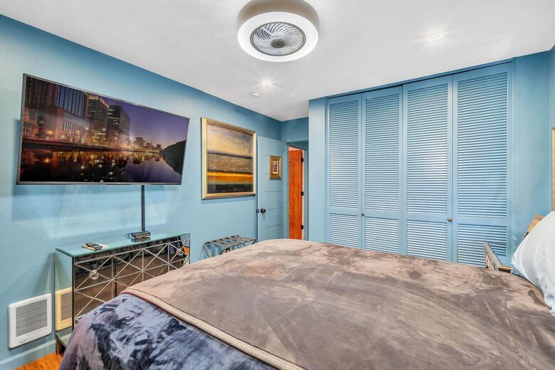 Azure Dream: Coastal Retreat Steps from the Beach - Solana Beach, California
