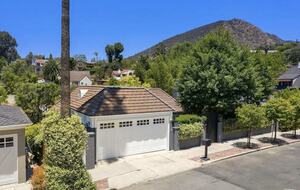Elegant Contemporary Retreat in Hollywood Hills - Los Angeles, California