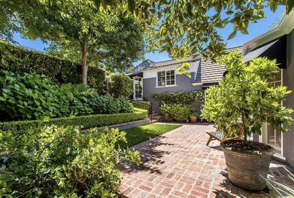 Elegant Contemporary Retreat in Hollywood Hills - Los Angeles, California