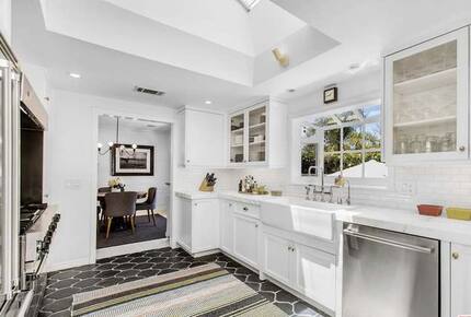 Elegant Contemporary Retreat in Hollywood Hills - Los Angeles, California