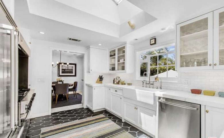 Elegant Contemporary Retreat in Hollywood Hills - Los Angeles, California