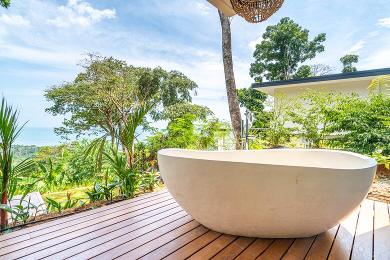 Deck tub outside BR #1