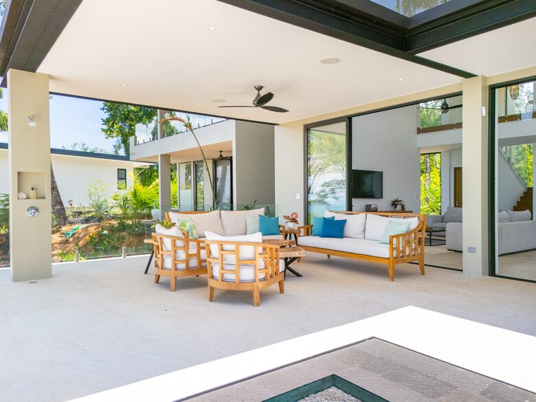 Sitting area on front deck