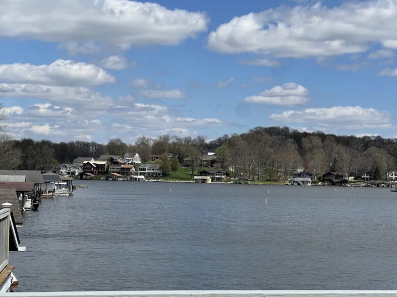 Apple Valley Lake House and Retreat - Howard, Ohio