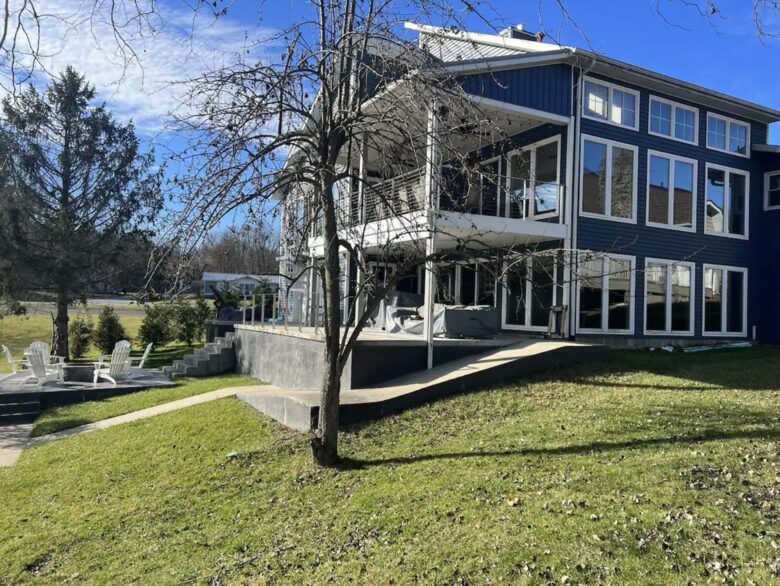 Apple Valley Lake House and Retreat - Howard, Ohio