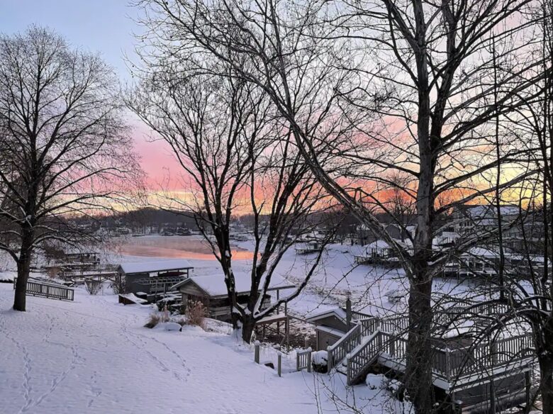 Apple Valley Lake House and Retreat - Howard, Ohio