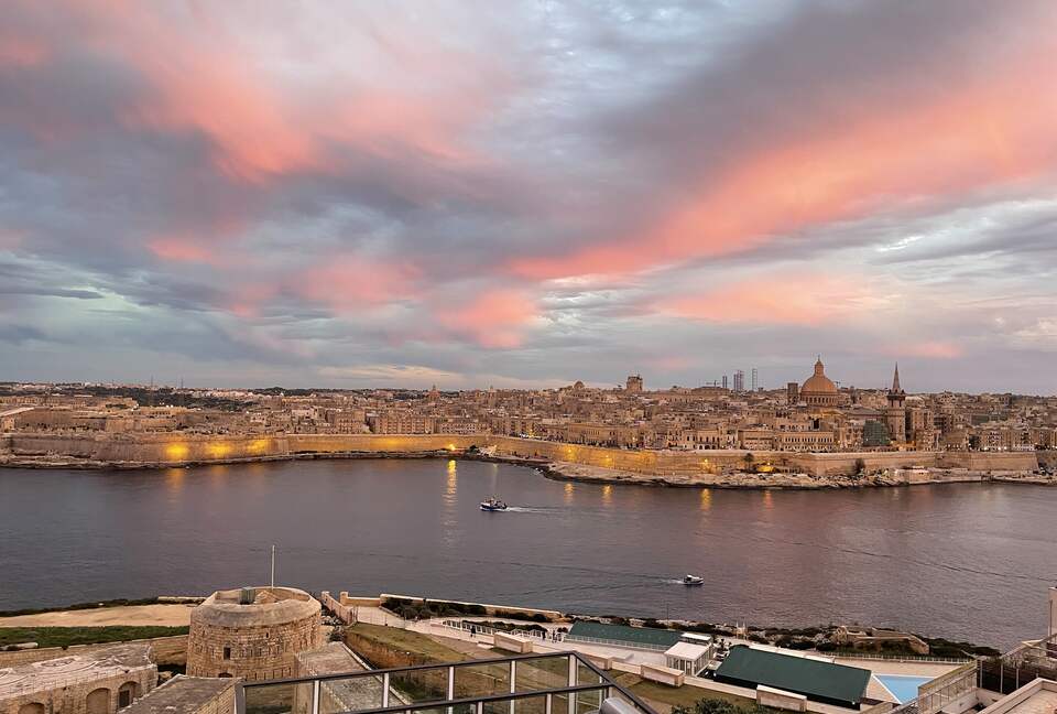 Luxury Seafront Penthouse with Private Pool & Breathtaking Panoramic Sea Views - Sliema, Malta