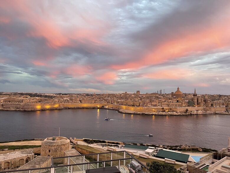 Luxury Seafront Penthouse with Private Pool & Breathtaking Panoramic Sea Views - Sliema, Malta