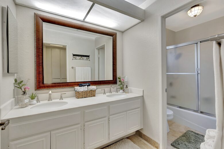 Bathroom 2 in hallway w/bathtub, shower and dual sinks