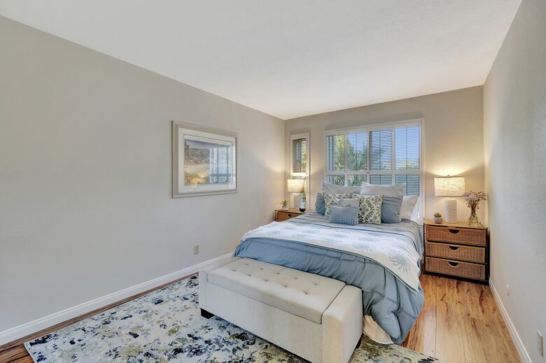 Tropical room with queen bed.