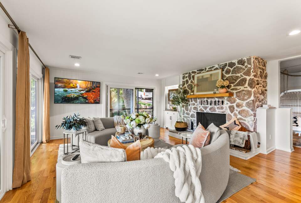 Luxury Riverfront Bungalow - Minutes to Downtown - Knoxville, Tennessee
