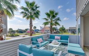 Luxury Beach Retreat | Short Walk to Sand - Galveston, Texas