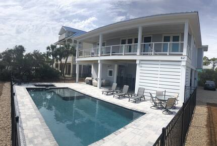 Front of house facing the Gulf