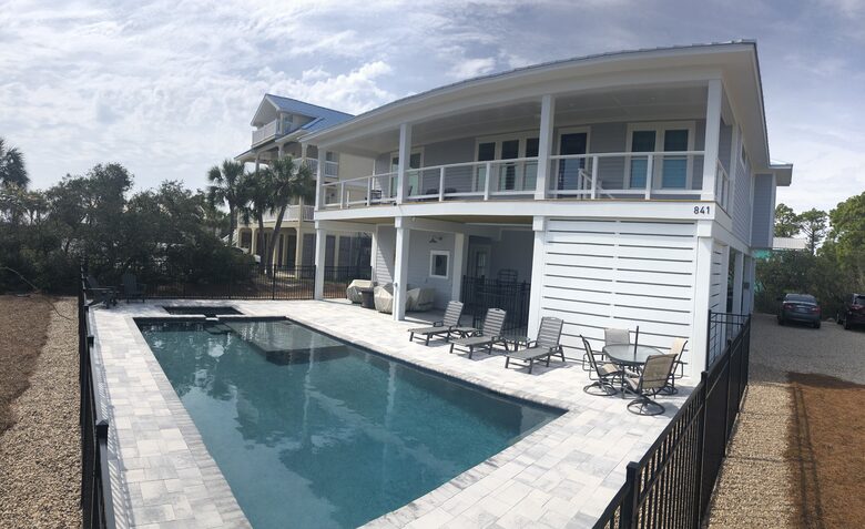 Front of house facing the Gulf