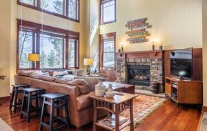 Multi-Family Retreat, Close to Lifts, Pet Friendly w/ Hot Tub - Mammoth Lakes, California