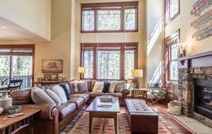 Multi-Family Retreat, Close to Lifts, Pet Friendly w/ Hot Tub - Mammoth Lakes, California