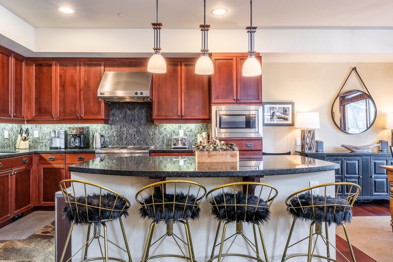 Multi-Family Retreat, Close to Lifts, Pet Friendly w/ Hot Tub - Mammoth Lakes, California