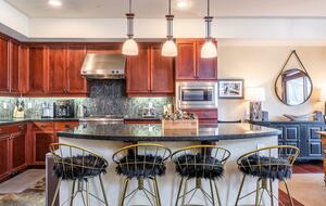 Multi-Family Retreat, Close to Lifts, Pet Friendly w/ Hot Tub - Mammoth Lakes, California