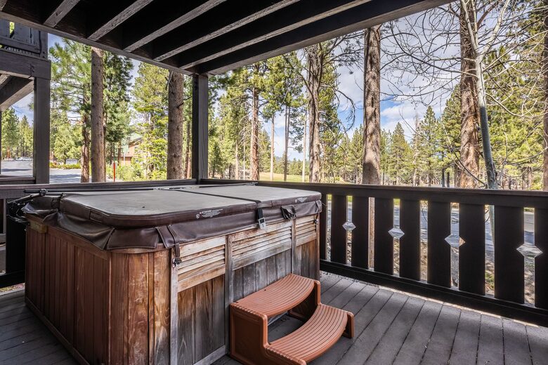 Multi-Family Retreat, Close to Lifts, Pet Friendly w/ Hot Tub - Mammoth Lakes, California