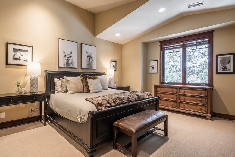 Multi-Family Retreat, Close to Lifts, Pet Friendly w/ Hot Tub - Mammoth Lakes, California