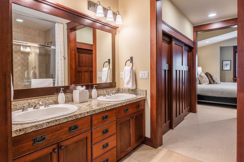 Multi-Family Retreat, Close to Lifts, Pet Friendly w/ Hot Tub - Mammoth Lakes, California