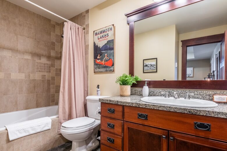 Multi-Family Retreat, Close to Lifts, Pet Friendly w/ Hot Tub - Mammoth Lakes, California