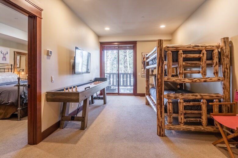 Multi-Family Retreat, Close to Lifts, Pet Friendly w/ Hot Tub - Mammoth Lakes, California