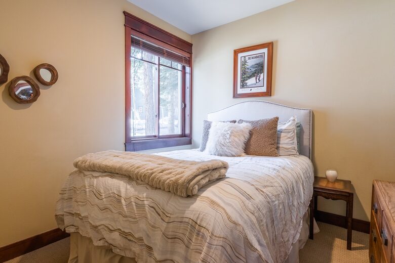 Multi-Family Retreat, Close to Lifts, Pet Friendly w/ Hot Tub - Mammoth Lakes, California