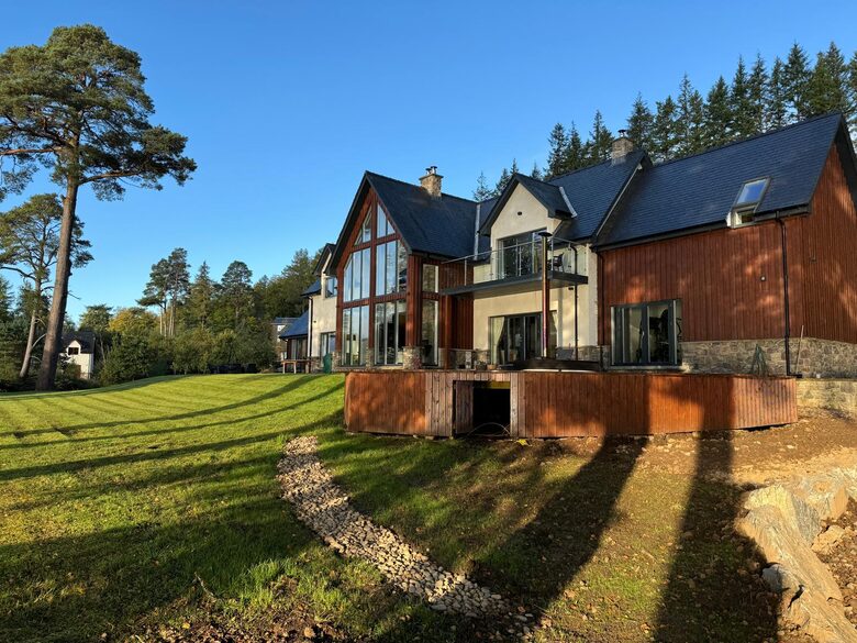 Tall Pines Waterfront Highland Lodge - Gairlochy, United Kingdom