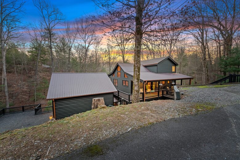 Cozy Cabin on 2 Acres nestled in Blue Ridge Mountains - Blue Ridge, Georgia