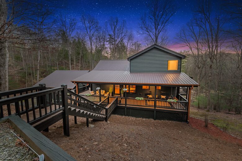 Cozy Cabin on 2 Acres nestled in Blue Ridge Mountains - Blue Ridge, Georgia