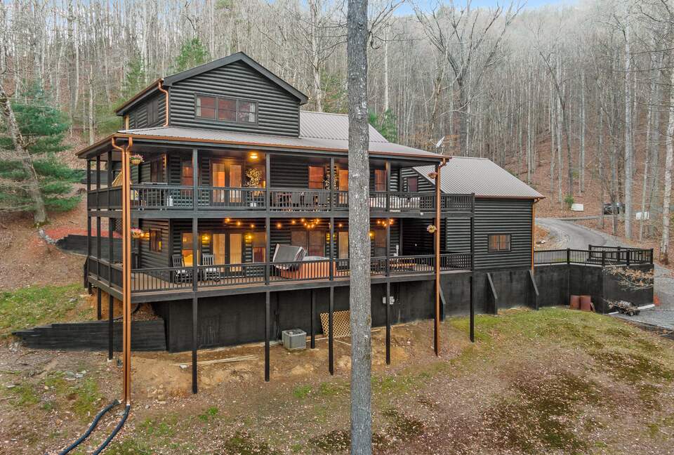 Cozy Cabin on 2 Acres nestled in Blue Ridge Mountains - Blue Ridge, Georgia