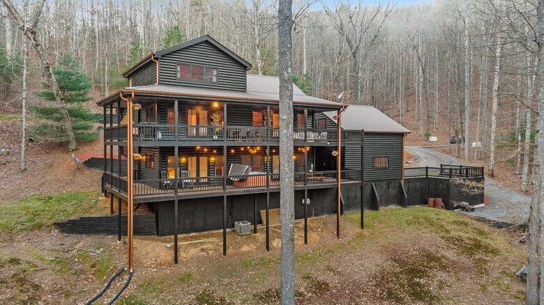 Cozy Cabin on 2 Acres nestled in Blue Ridge Mountains - Blue Ridge, Georgia