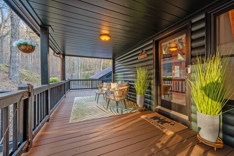 Cozy Cabin on 2 Acres nestled in Blue Ridge Mountains - Blue Ridge, Georgia