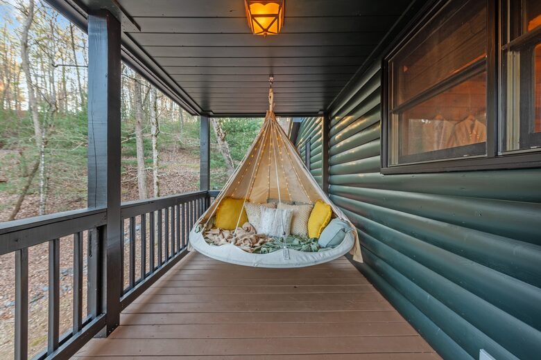 Cozy Cabin on 2 Acres nestled in Blue Ridge Mountains - Blue Ridge, Georgia