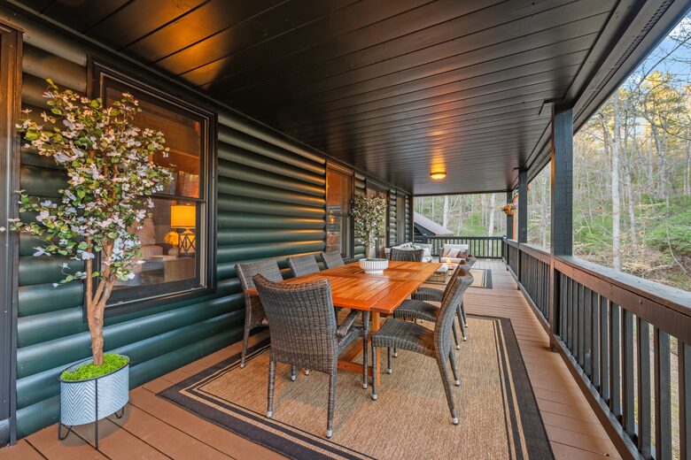 Cozy Cabin on 2 Acres nestled in Blue Ridge Mountains - Blue Ridge, Georgia