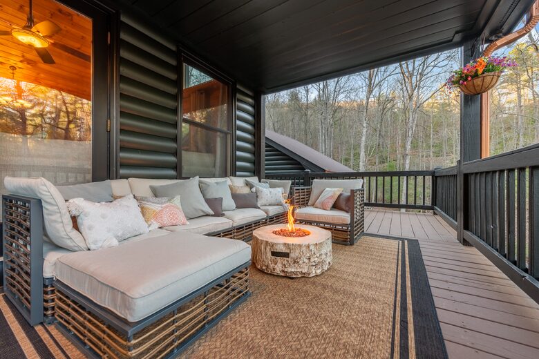 Cozy Cabin on 2 Acres nestled in Blue Ridge Mountains - Blue Ridge, Georgia