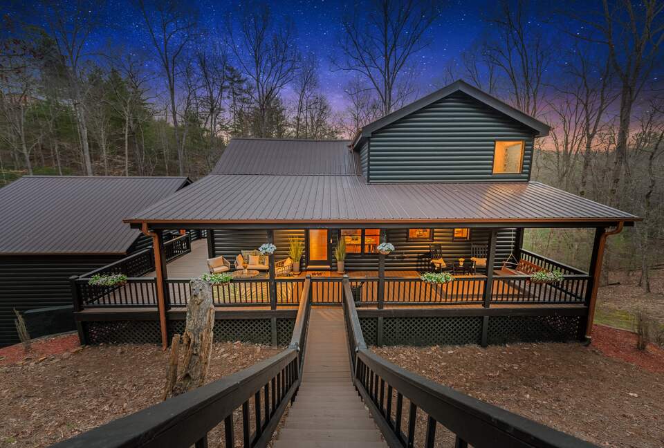 Cozy Cabin on 2 Acres nestled in Blue Ridge Mountains - Blue Ridge, Georgia