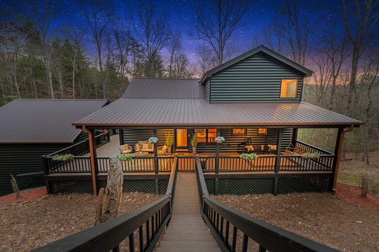 Cozy Cabin on 2 Acres nestled in Blue Ridge Mountains - Blue Ridge, Georgia