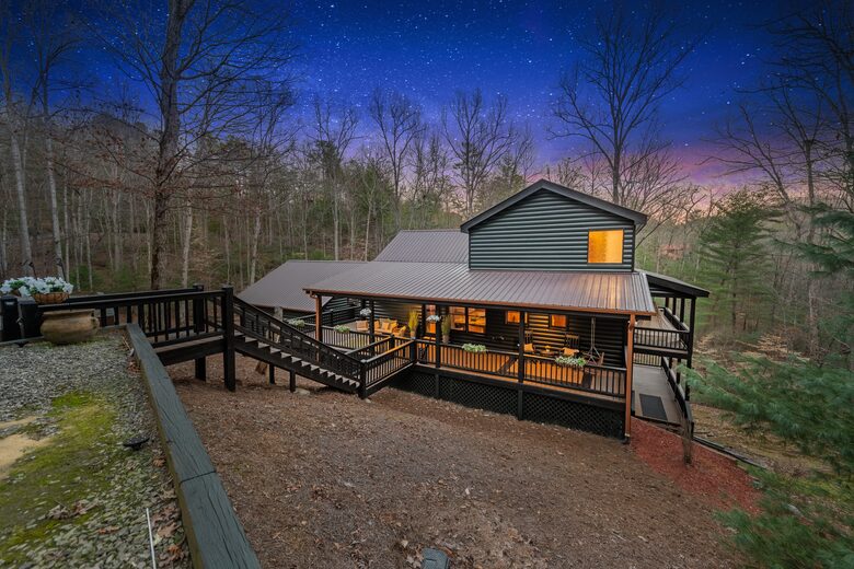 Cozy Cabin on 2 Acres nestled in Blue Ridge Mountains - Blue Ridge, Georgia