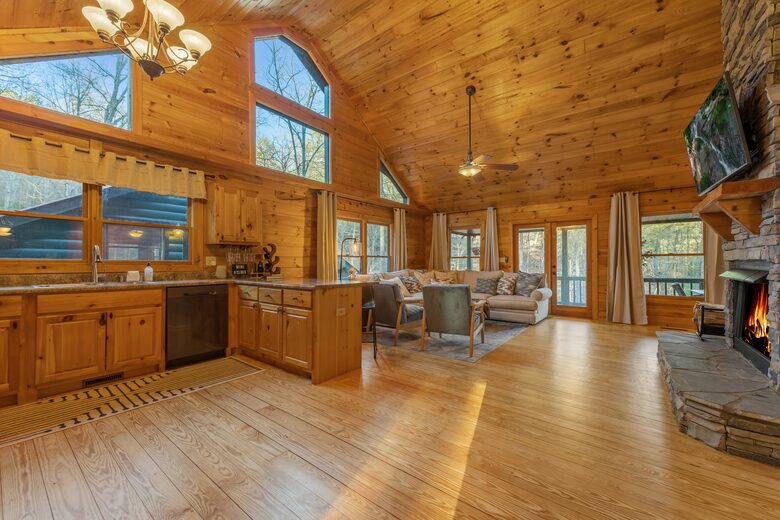 Cozy Cabin on 2 Acres nestled in Blue Ridge Mountains - Blue Ridge, Georgia