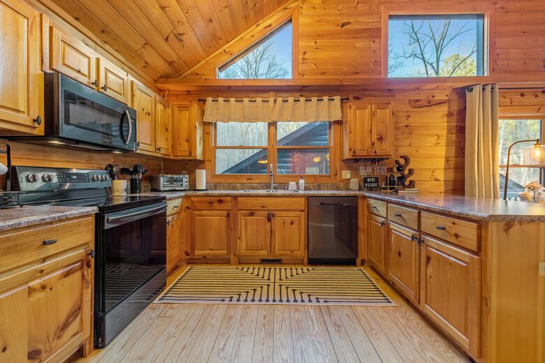 Cozy Cabin on 2 Acres nestled in Blue Ridge Mountains - Blue Ridge, Georgia
