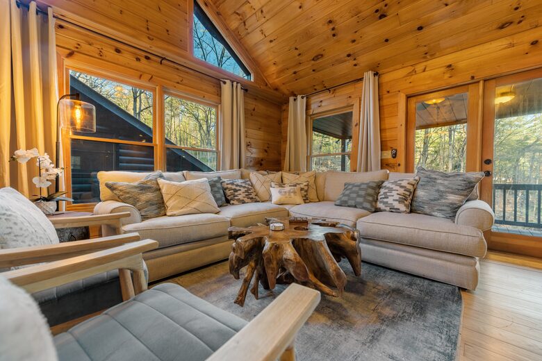 Cozy Cabin on 2 Acres nestled in Blue Ridge Mountains - Blue Ridge, Georgia