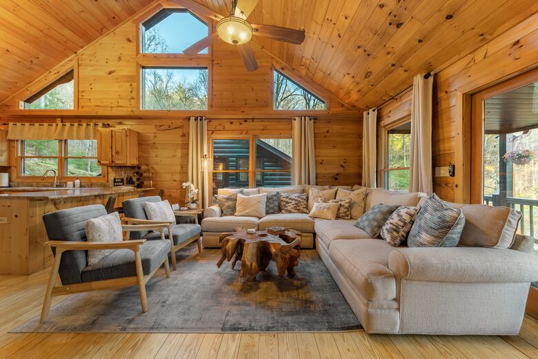 Cozy Cabin on 2 Acres nestled in Blue Ridge Mountains - Blue Ridge, Georgia