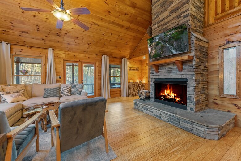 Cozy Cabin on 2 Acres nestled in Blue Ridge Mountains - Blue Ridge, Georgia