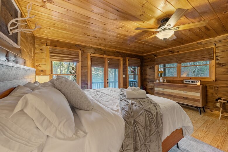 Cozy Cabin on 2 Acres nestled in Blue Ridge Mountains - Blue Ridge, Georgia