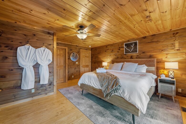 Cozy Cabin on 2 Acres nestled in Blue Ridge Mountains - Blue Ridge, Georgia