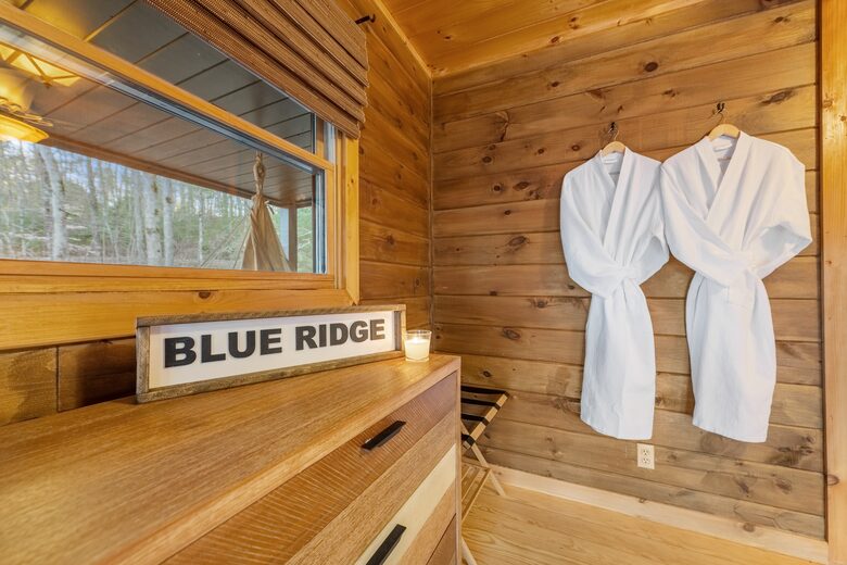 Cozy Cabin on 2 Acres nestled in Blue Ridge Mountains - Blue Ridge, Georgia