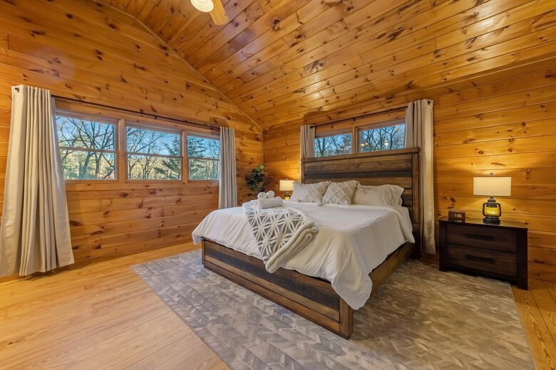 Cozy Cabin on 2 Acres nestled in Blue Ridge Mountains - Blue Ridge, Georgia